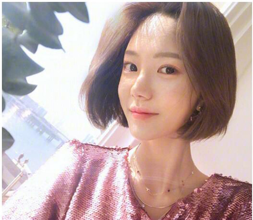 气质美女中分中长发发型