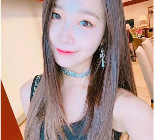 气质美女中分中长发发型