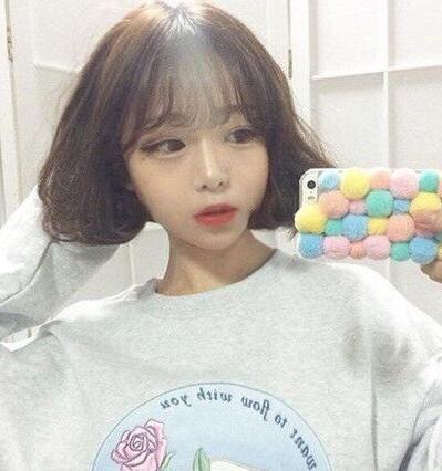 头发多女生适合的短发发型大全