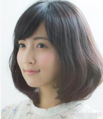婴儿肥女生适合的瘦脸内扣烫发发型