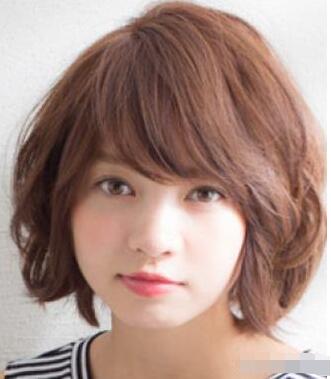 婴儿肥女生适合的瘦脸内扣烫发发型