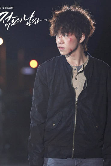 明星李玹雨发型 显得非常帅气时尚