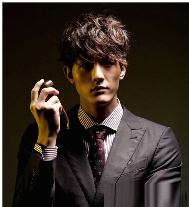 最新流行韩式男生发型 尽显帅哥的优雅气质