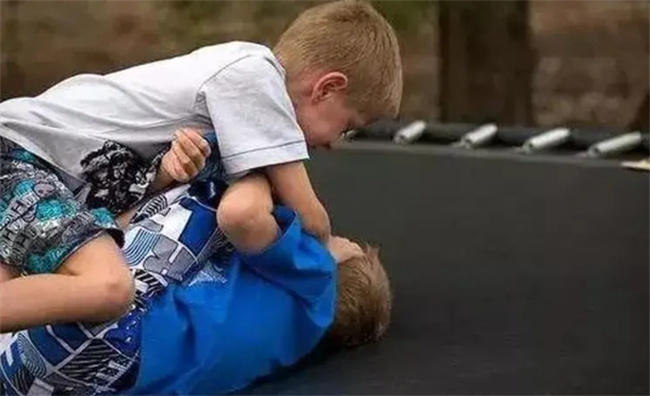 孩子有暴力倾向怎么办 小孩暴力倾向如何矫正 