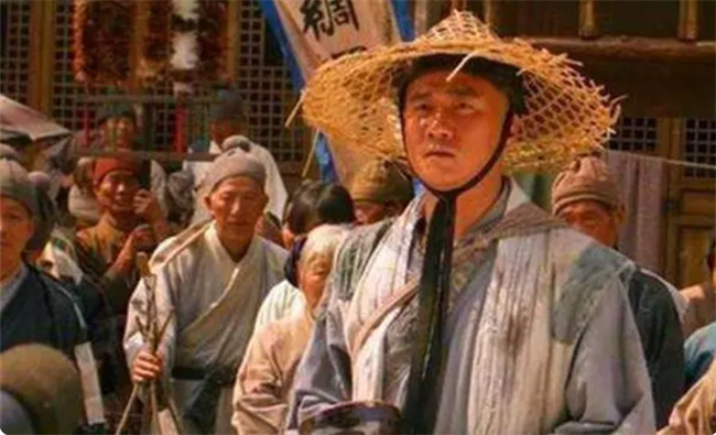 朱元璋批奏折到深夜 宫女端来热粥 朱元璋：粥留下 人杀了 