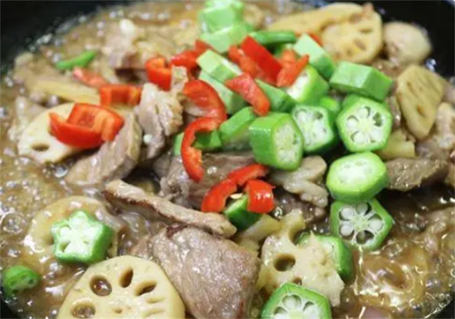 做道营养好吃的莲藕秋葵烧肉片 滋润去燥 美味解馋超下饭 