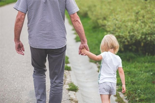 让孩子不再畏惧陌生人 利用这些方法 孩子会变得更有自信 