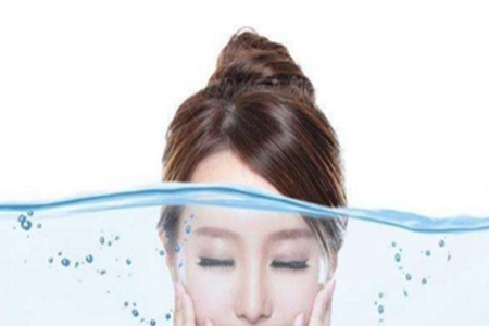皮肤缺水会引起什么症状？如何给皮肤及时补充水分
