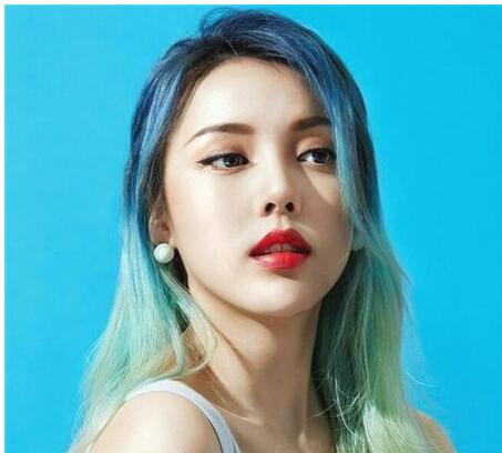 2023发型流行趋势女生长发烫发发型
