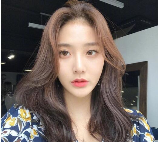 日系女生中长烫发发型图片2023