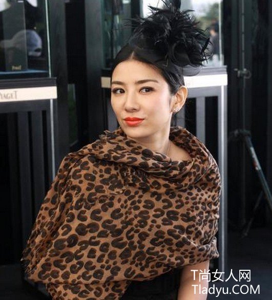 时装周黄奕T台展新妆 光唇美妆闪亮