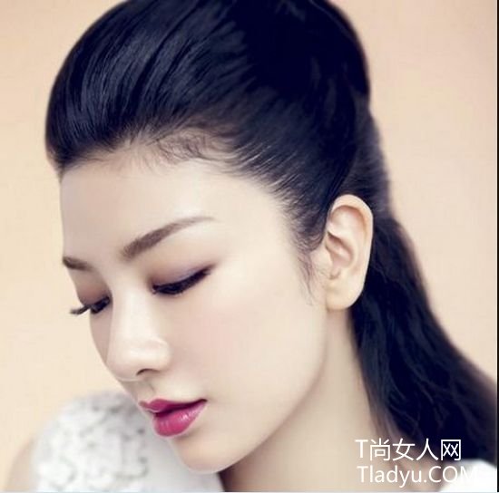 时装周黄奕T台展新妆 光唇美妆闪亮