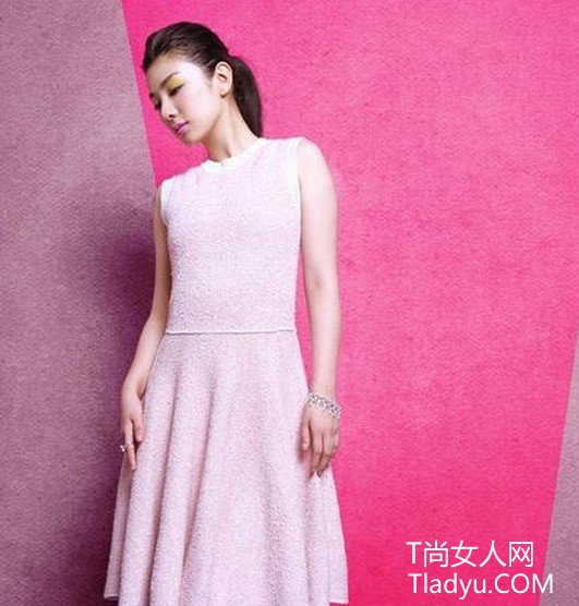 时装周黄奕T台展新妆 光唇美妆闪亮
