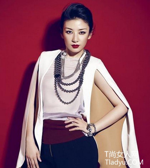时装周黄奕T台展新妆 光唇美妆闪亮