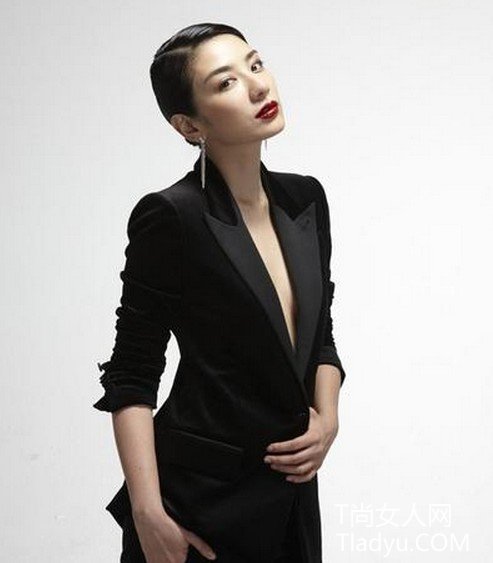 时装周黄奕T台展新妆 光唇美妆闪亮