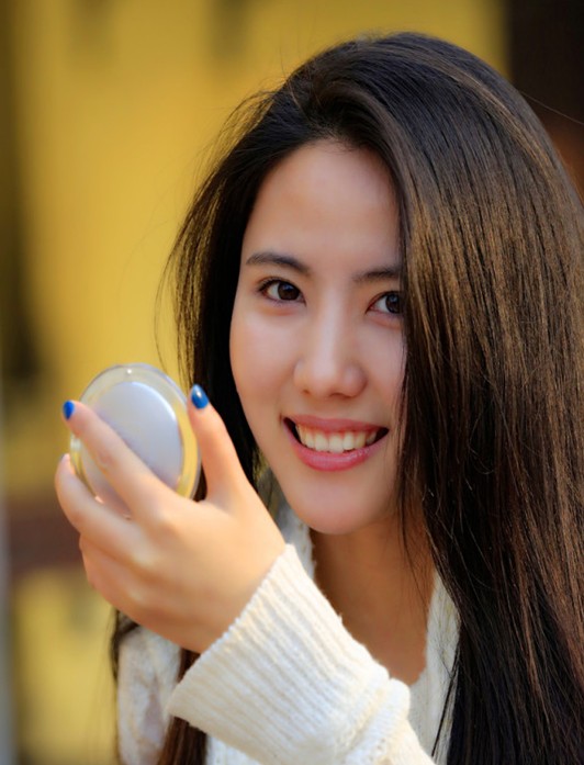 清纯动人的女生中长直发发型 显得性感动人