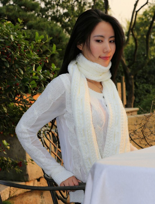 清纯动人的女生中长直发发型 显得性感动人