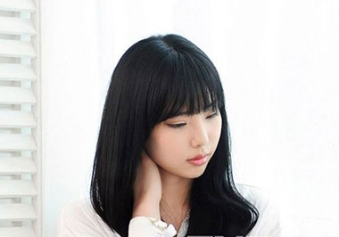 女生齐刘海发型 甜美减龄更瘦脸