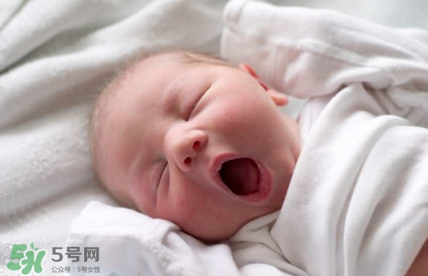 宝宝惊厥是什么症状？如何区别宝宝惊厥和惊跳？