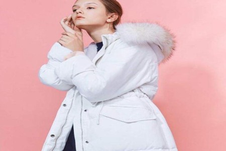 女人在冬季把握这四点，那羽绒服就能穿搭出时尚感