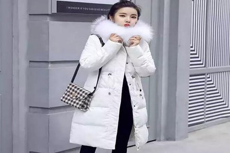 女人在冬季选羽绒服想瘦？  那就要挑对衣服的版型