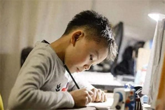 成绩亮眼的孩子是家长盯着出来的吗 