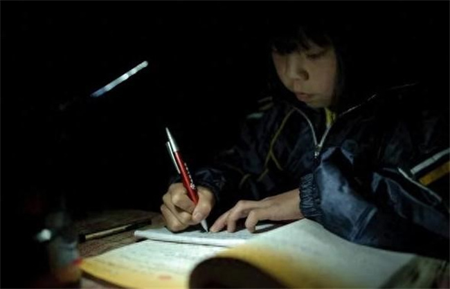 成绩亮眼的孩子是家长盯着出来的吗 