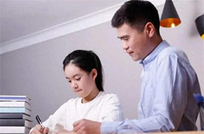 成绩亮眼的孩子是家长盯着出来的吗 