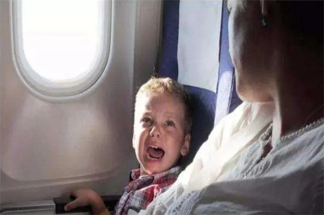 宝妈带孩子坐飞机 孩子玩桌板也不管 总希望别人体谅她 