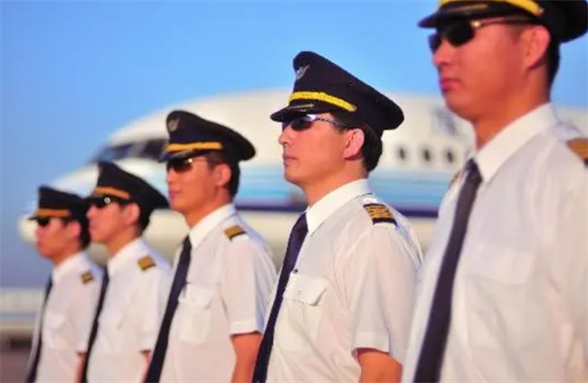 二战最惨飞行员 挂在树上70年之后才被人发现 身上长满草 