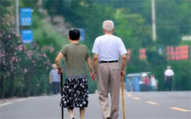 孩子已经长大了可是父母还是很辛苦 原来背后有这些原因 