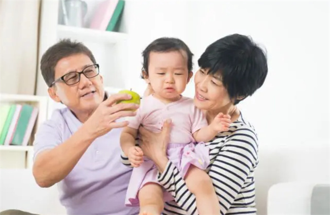 奶奶经常带孩子 孩子却不亲奶奶 这些原因你可能不知道 