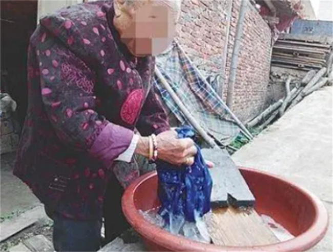孩子已经长大了可是父母还是很辛苦 原来背后有这些原因 