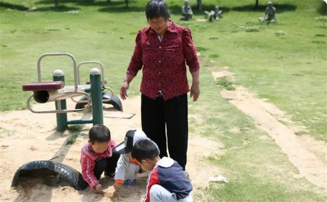 奶奶经常带孩子 孩子却不亲奶奶 这些原因你可能不知道 