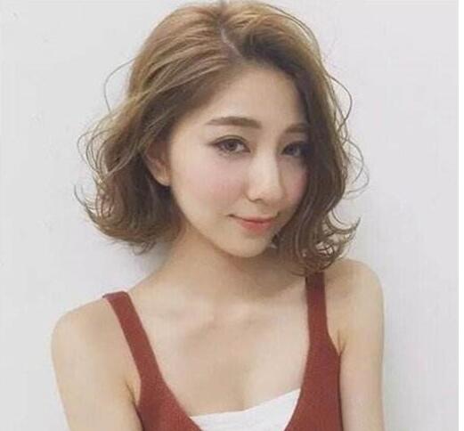 活泼又俏皮的无刘海外翻短发卷发发型