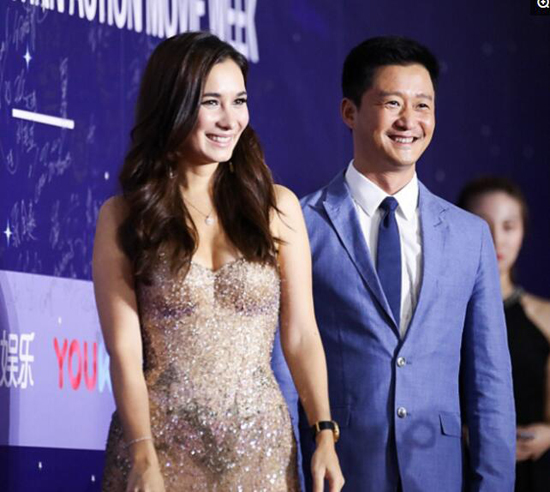 战狼2女主角卢靖姗跟吴京有暧昧吗？卢靖姗往一边偏的发型
