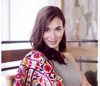 战狼2女主角卢靖姗跟吴京有暧昧吗？卢靖姗往一边偏的发型