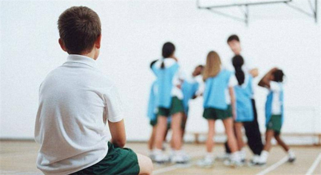 孩子不太合群怎么办 孩子不会交往不合群怎么办 