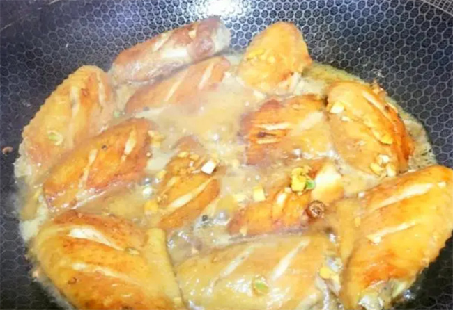 鸡翅腌一腌 煎一煎肉质鲜嫩入味 蒜香浓郁 好吃的停不下来 