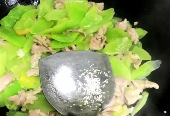 教你莴笋炒肉片这样做 莴笋脆嫩 肉片嫩滑 营养美味又健康 