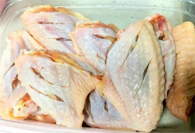 鸡翅腌一腌 煎一煎肉质鲜嫩入味 蒜香浓郁 好吃的停不下来 