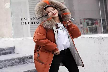 女人在挑羽绒服记住三个不要，那挑选绝对轻松显瘦