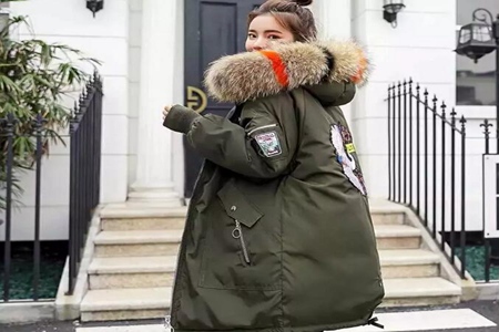 女人可以选择大毛领和小毛领服饰，把冬季的时尚造型展现