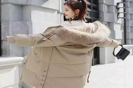 女人在挑羽绒服记住三个不要，那挑选绝对轻松显瘦