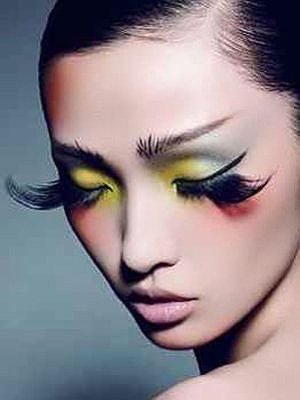 玩彩妆小花招，打造别样女人味