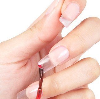 女性大红指甲DIY打造妙招