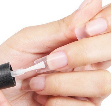 女性大红指甲DIY打造妙招