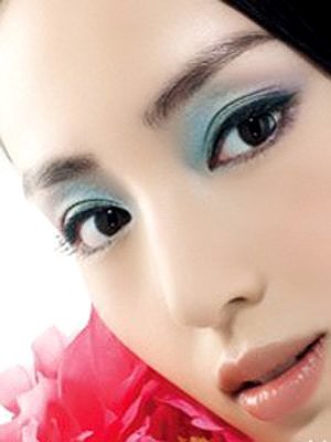 玩彩妆小花招，打造别样女人味