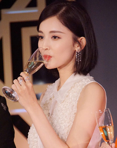 娜扎时尚短发发型 女生增气场的短发发型