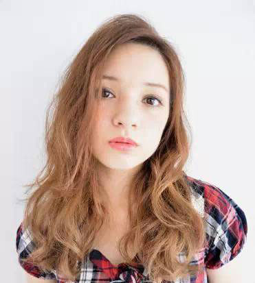 百搭款女生波浪卷发型 你hold住吗